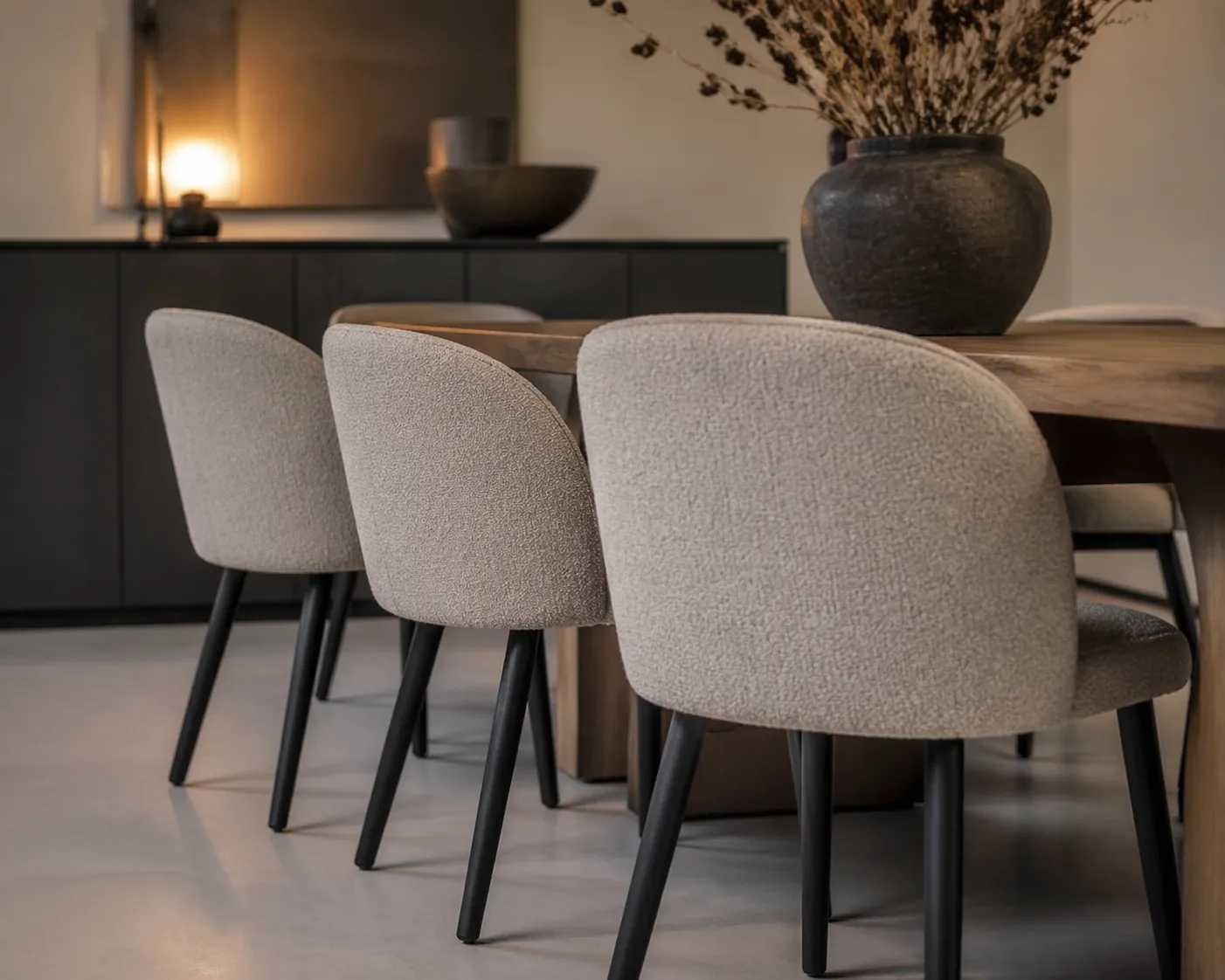 Comfortabele eetkamerstoelen met een zachte stoffering, die sfeer, rust en een tweede leven aan de eettafel brengen.